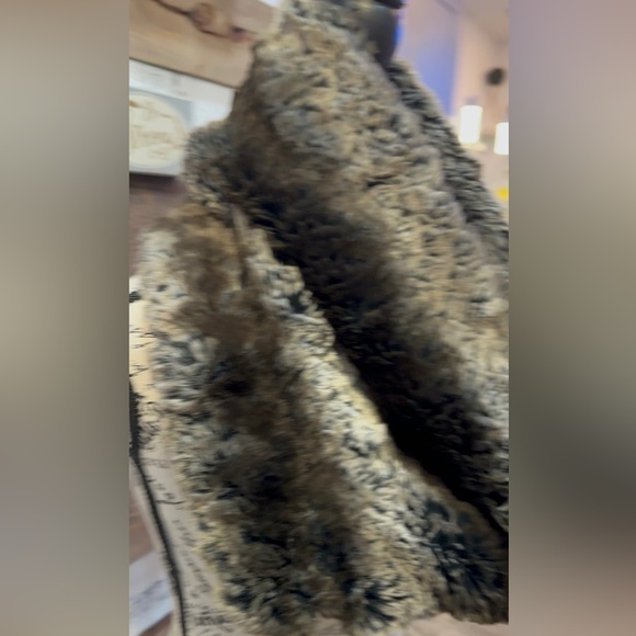 Black & white & grey fluffy faux fur pull over neck scarf Size :one size fit all - Picture 5 of 5